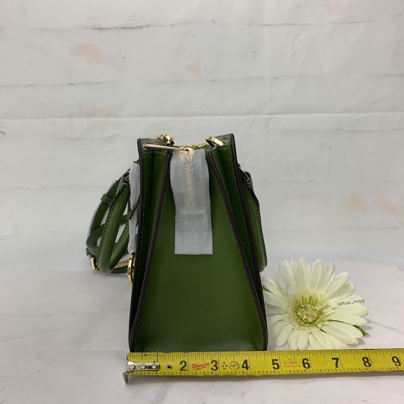 Michael Kors Hope Medium Messenger - Picture 2 of 9